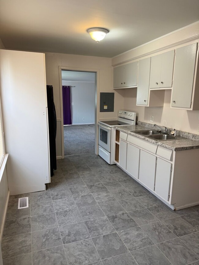 Building Photo - Awesome Property for an Awesome Price