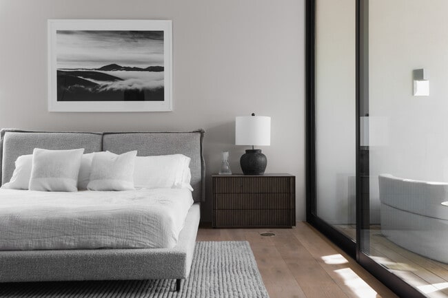 Building Photo - 2106 Matthews Dr