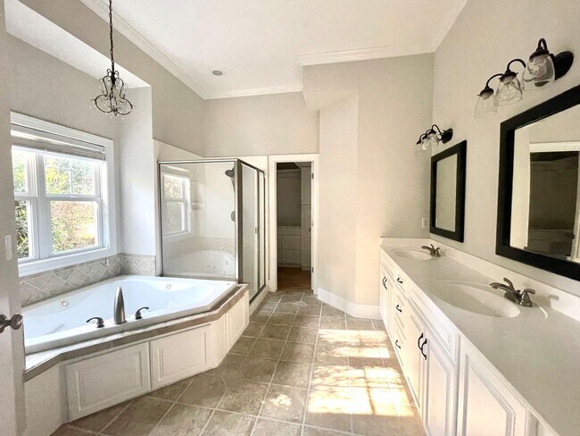 Building Photo - CASTLE LAKES - HOME W/ POOL