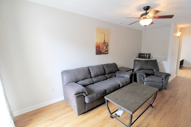 Building Photo - 1420 Bradley Dr