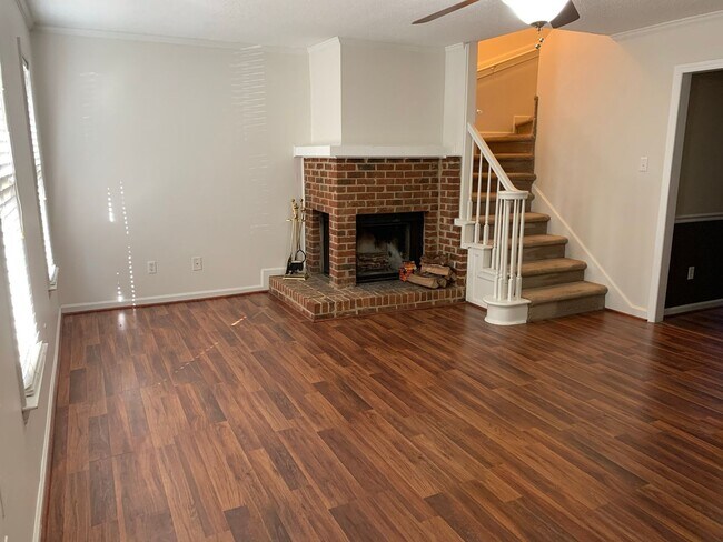 Building Photo - 2 BEDROOM CHARMER-PRIVATE PATIO- 2 brm  2.5 bath-Front Door Parking-On-site Pool-Outside storage-...