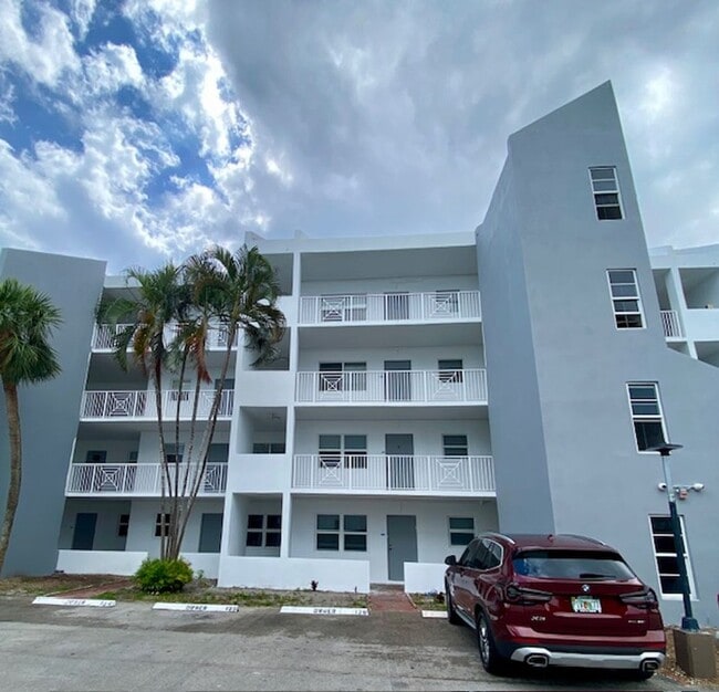 Primary Photo - Great Condo in Pompano Beach Just West of ...