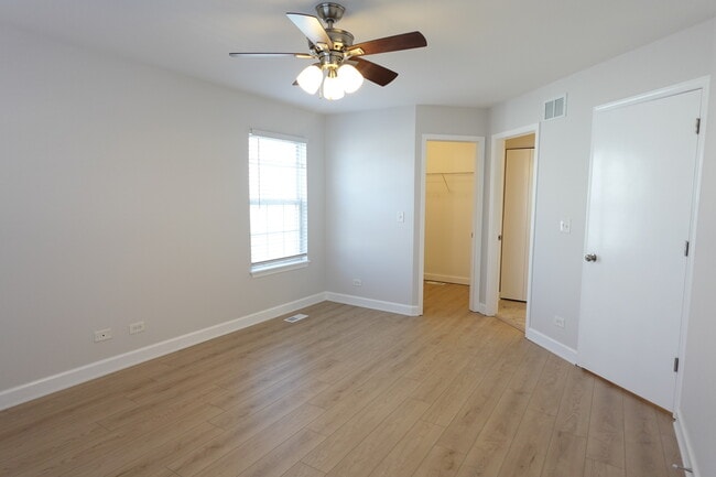 Building Photo - 881 Essex Cir
