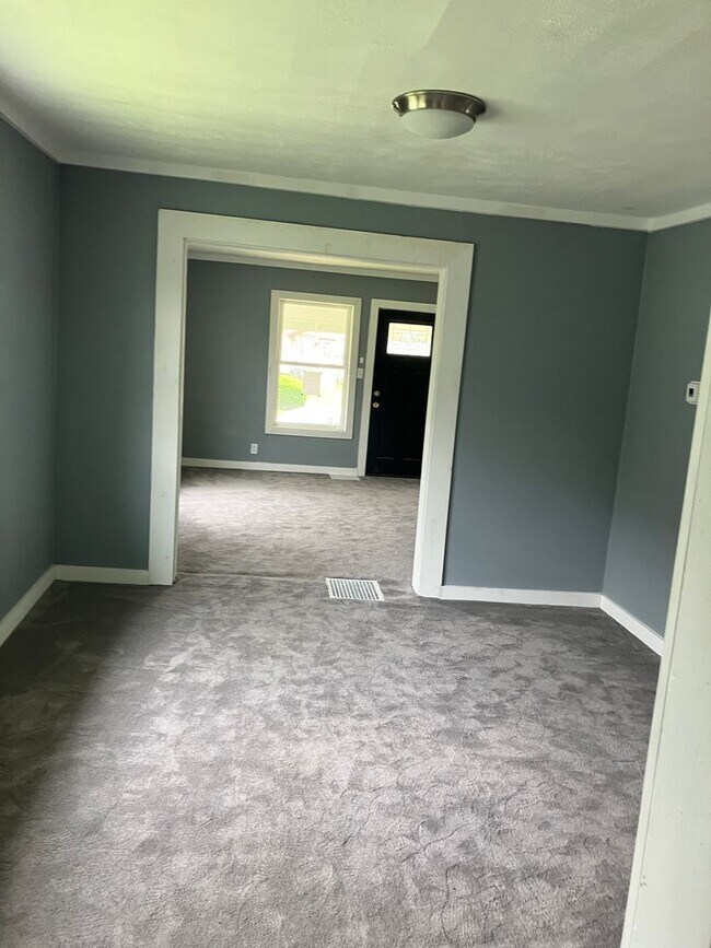 Building Photo - Refreshed 2 bedroom home