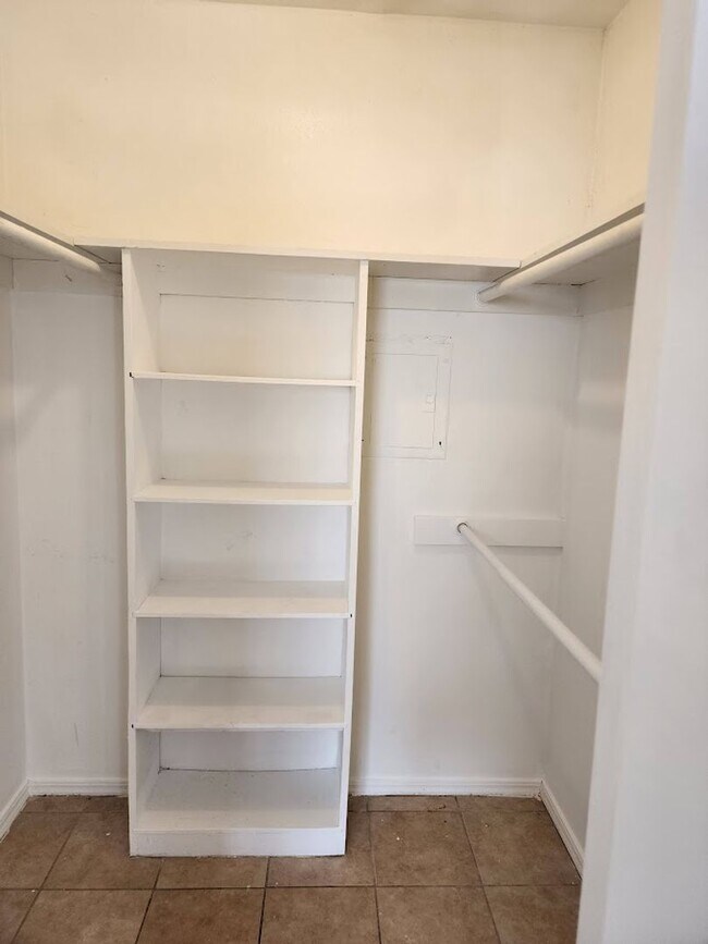 Building Photo - 1 bed 1 bath downstairs Apt in Monterey Square Apts