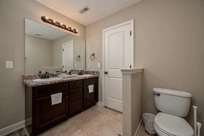 Building Photo - COMING SOON! Murfreesboro Townhouse- 4 Bed...