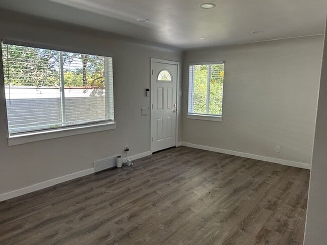 Building Photo - Newly Remodeled Duplex
