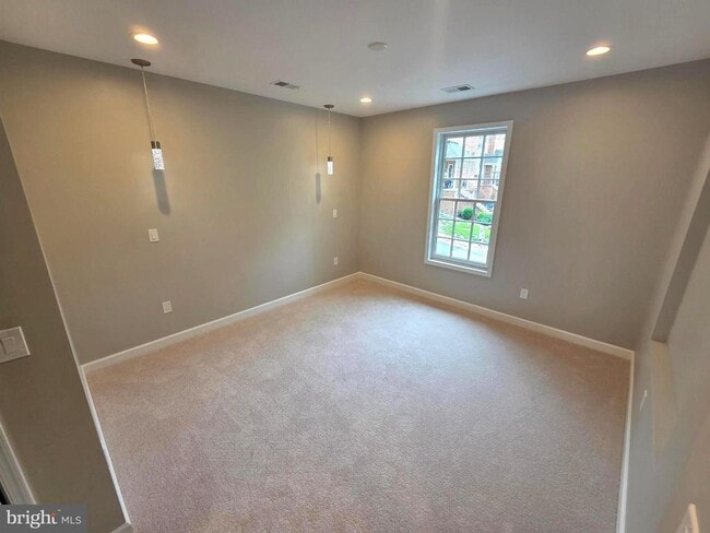 Building Photo - 402 McKenzie Dr