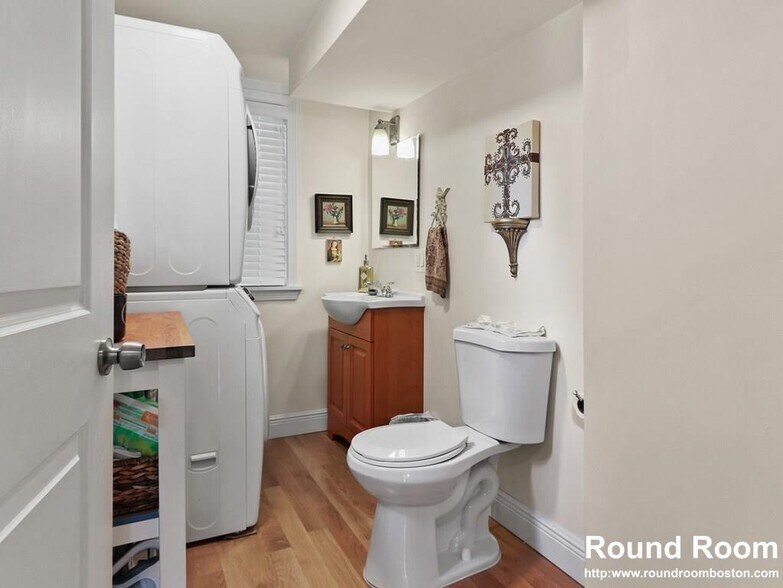 Building Photo - 66 Saunders St