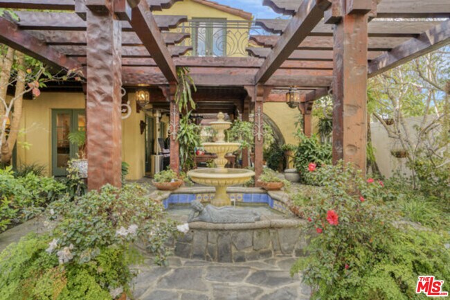 Building Photo - 707 N Bedford Dr