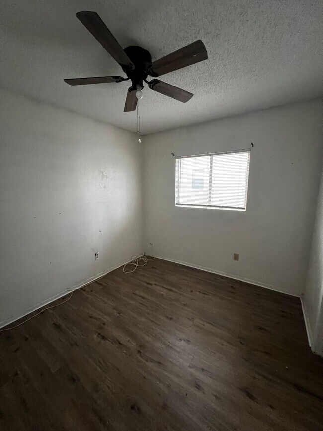 Building Photo - Great 3 bedroom, 2 bath available early April