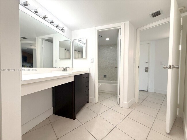 Building Photo - 3475 N Country Club Dr
