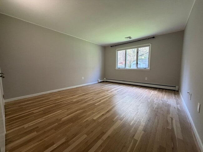 Building Photo - Spacious 5-Bedroom Home with Modern Features