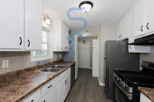 Building Photo - Move in before October 15th and get a $250...