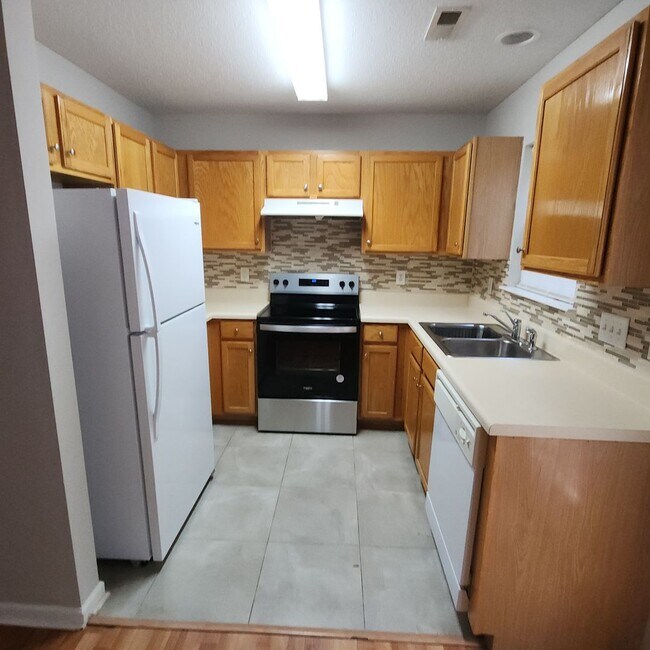 Building Photo - Pretty Townhouse for Rent in Rachel's Keep...