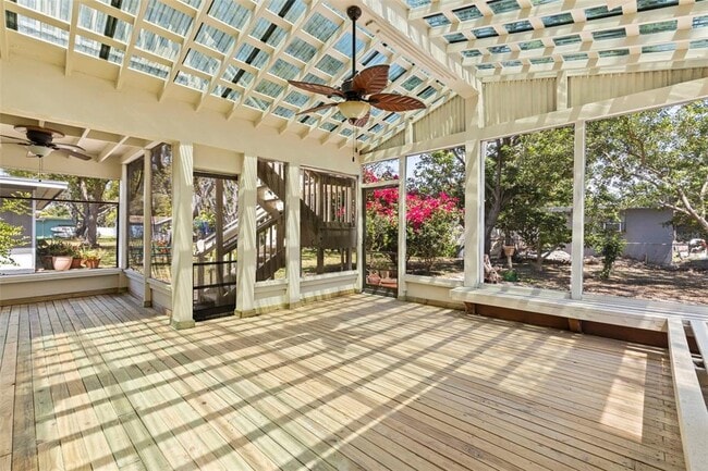 Building Photo - 834 Riverside Dr