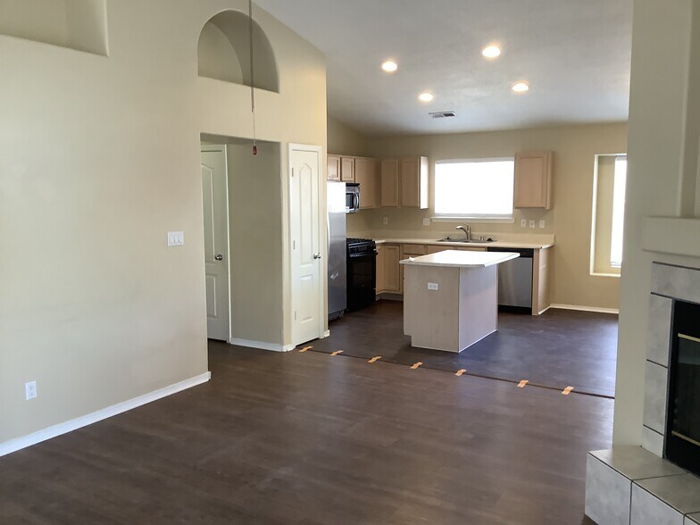 Building Photo - 7623 Banyon Ave NW