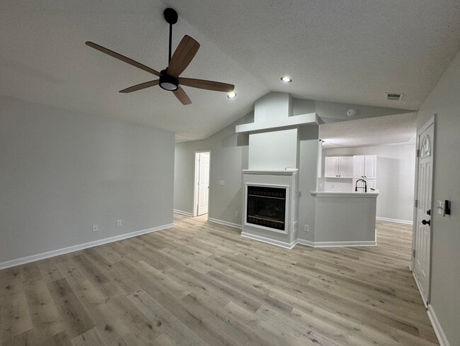 Building Photo - 3bed/2bath+Garage GSO!!