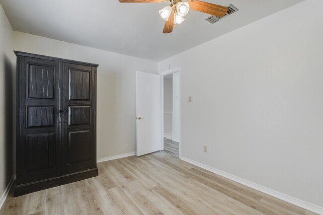 Building Photo - Cozy, Freshly Updated 3-bedroom 2-bathroom...