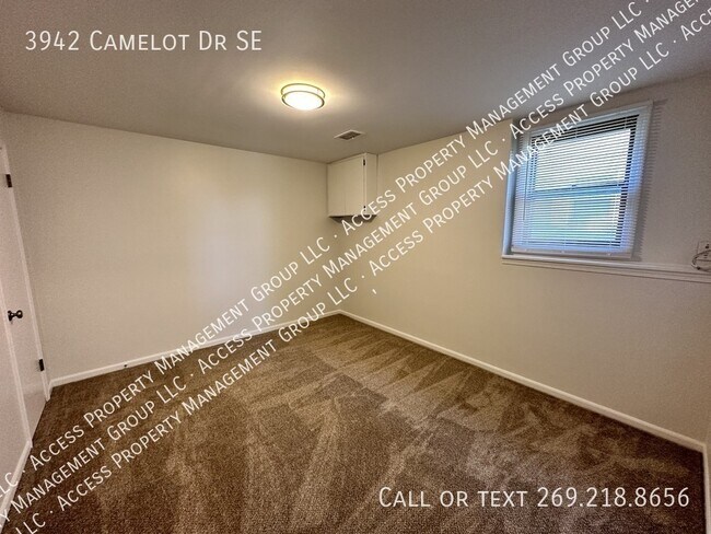 Building Photo - 3942 Camelot Dr SE