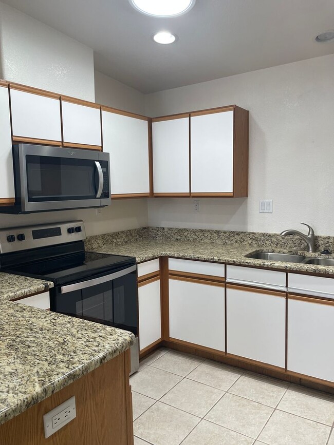 Building Photo - LAKE1335