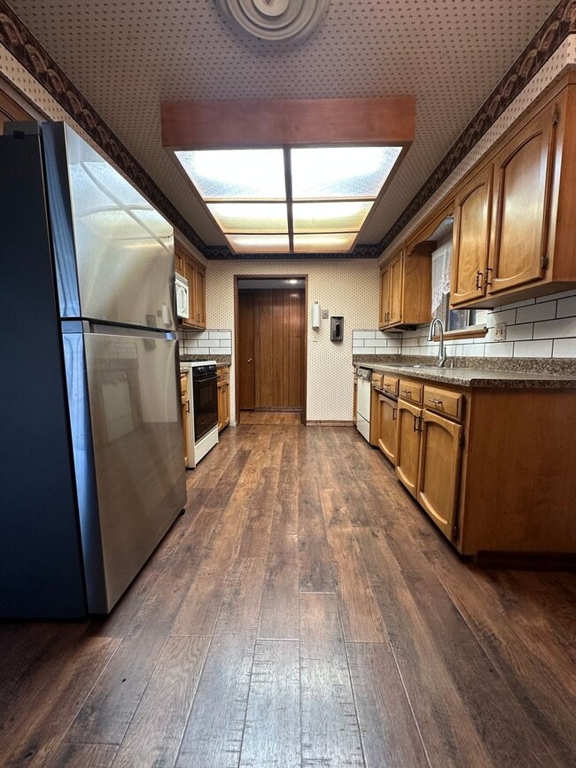 Building Photo - SW Visalia home available soon