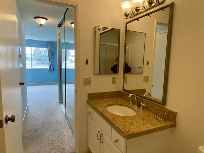 Building Photo - EPIC REA-AZARI PM: Condo w/Parking & Commu...