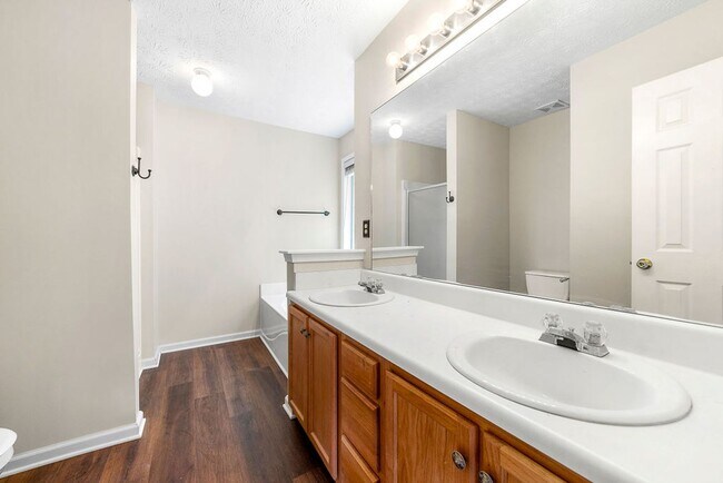 Building Photo - SPACIOUS 3 BED /2 BATH HOME