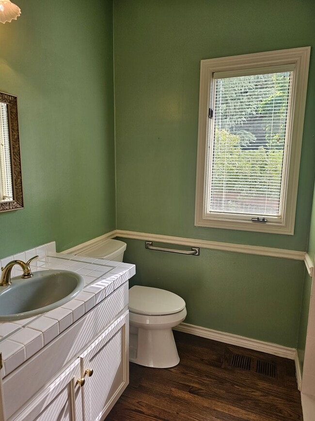 Building Photo - TRADITIONAL HOME IN PALISADES NEIGHBORHOOD...