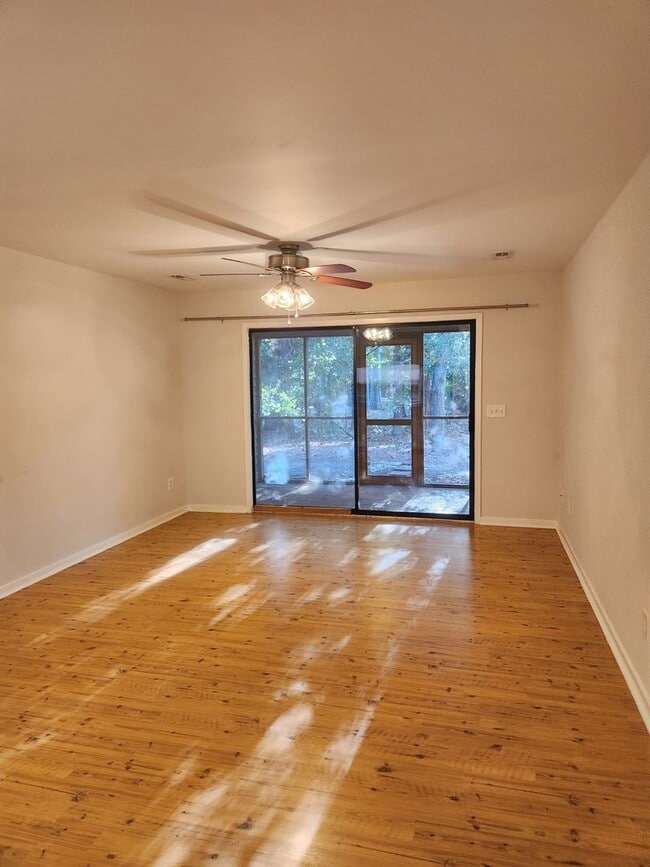 Building Photo - 2 Bedroom Condo Close to Wrightsville Beach