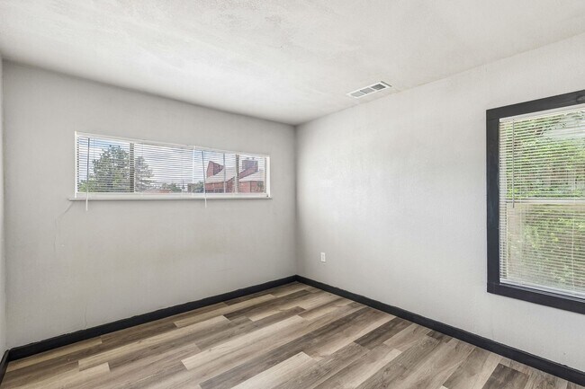 Building Photo - 3 bed, 1 bath home in Del City, OK
