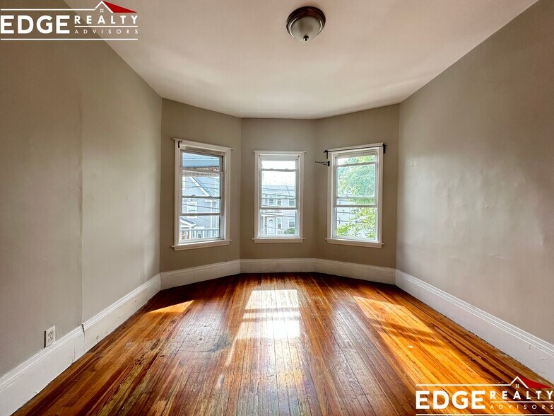 Building Photo - 72 Antwerp St