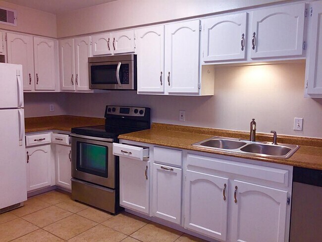 Building Photo - 10330 Briar Forest Dr