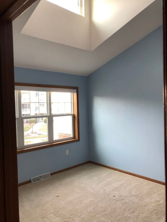 Building Photo - Shared 2 Bedroom 2.5 Bathroom Condo