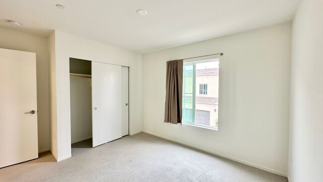 Building Photo - Beautiful, Newer Construction Home in Desi...