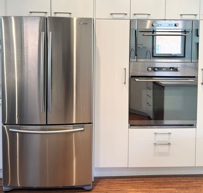 Building Photo - Gorgeous Avenues Remodel!