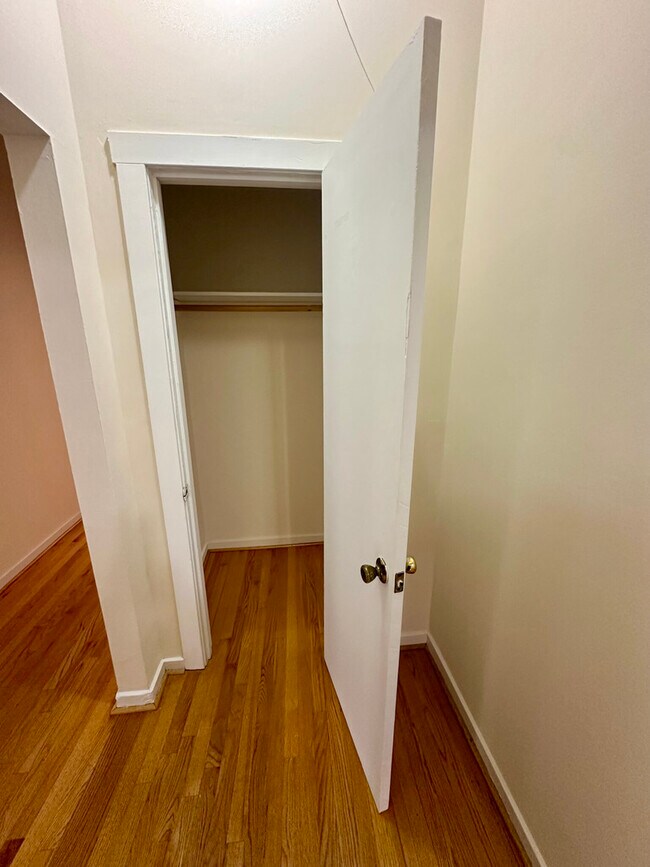 Building Photo - 1008 W Argyle St