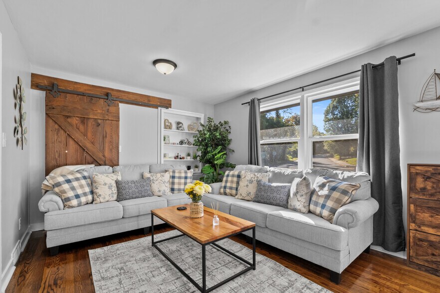 Building Photo - 1945 Camp Greene St