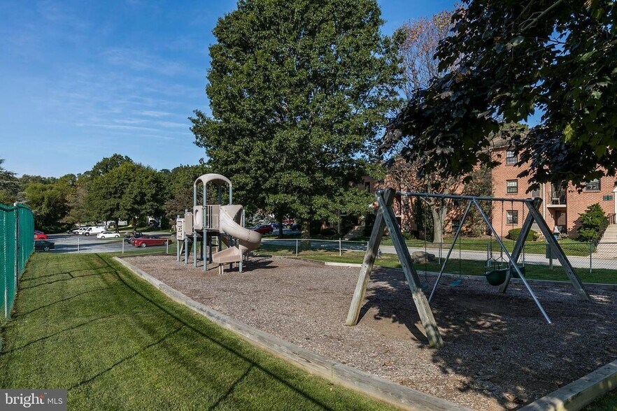 Building Photo - 1821 Valley Dr