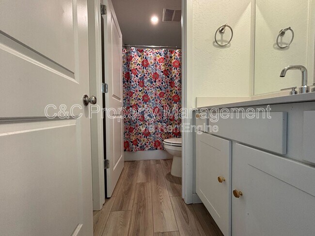 Building Photo - 4127 N Rosalia Ave