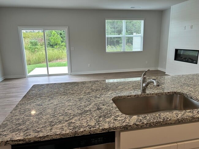 Building Photo - Beautiful end unit townhome, convenient to 400.