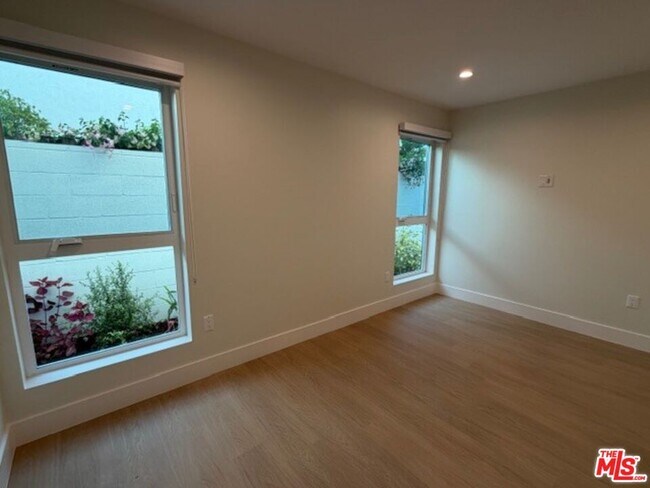 Building Photo - 5191-5191 Lindley Ave