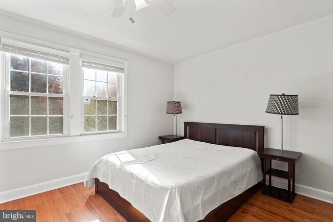 Building Photo - 510 E Nelson Ave