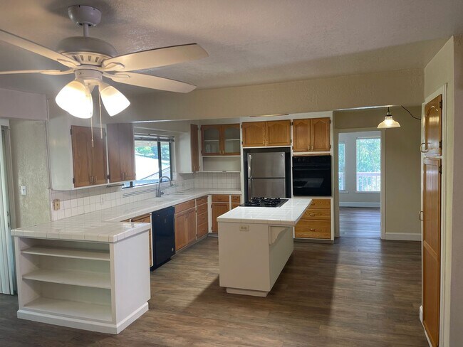Building Photo - 7469 Gabor St