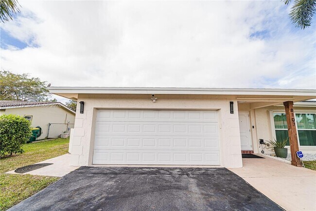 Building Photo - 8107 NW 74th Ave