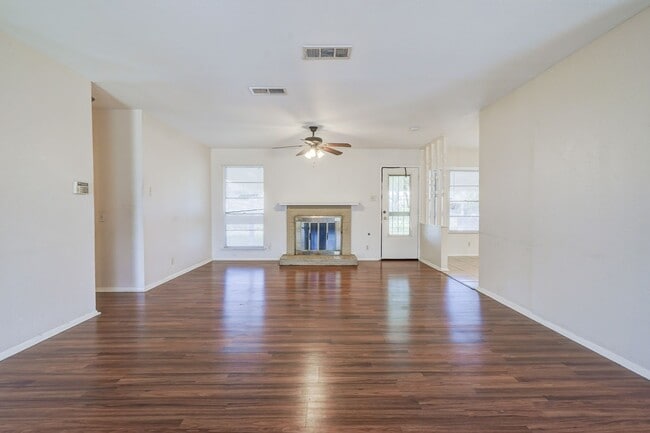 Building Photo - 206 Meadow Path Dr