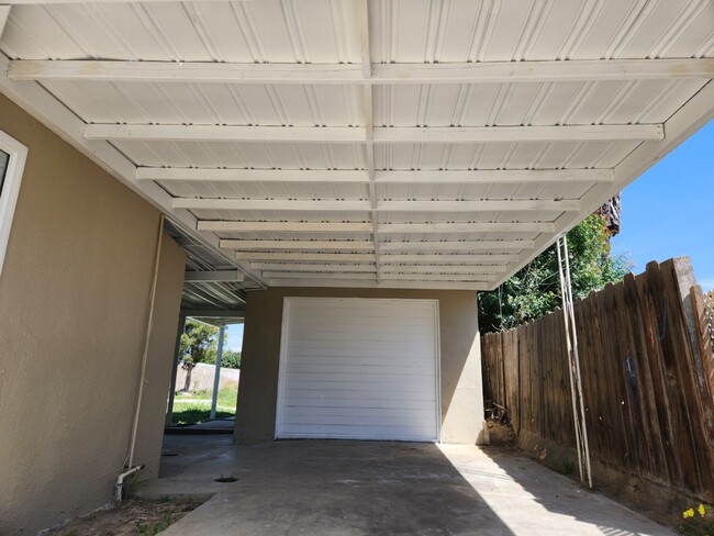Building Photo - FOR LEASE 2 Bed 1 Bath + Bonus Room SE Bakersfield