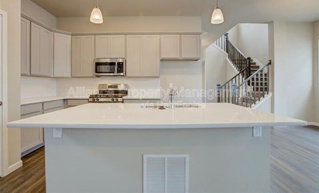 Building Photo - 1168 Solitaire St