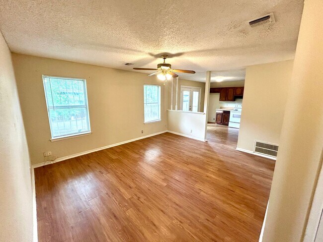 Building Photo - **APPLICATION RECEIVED** Convenient 2 Bedr...