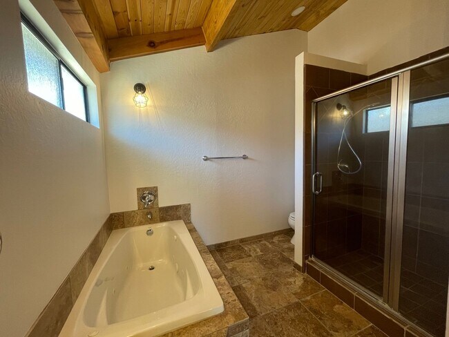 Building Photo - 3 Bed 3 Bath Ridgemark Home - Golf Course ...